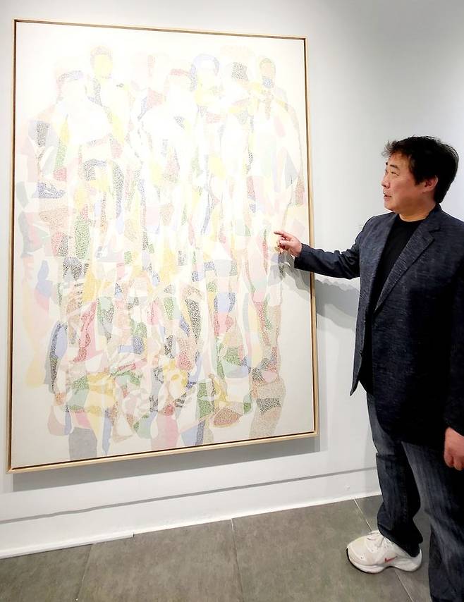 [사진=박현주미술전문기자]18일 선화랑에서 이길우 작가가 작품을 설명하고 있다. *재판매 및 DB 금지