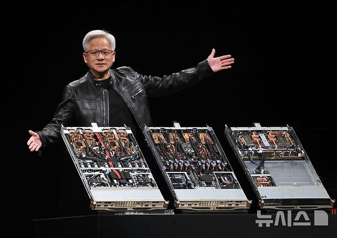 [타이베이=AP/뉴시스] 젠슨 황 엔비디아 최고경영자(CEO)가 19일(현지 시간) 대만 타이베이 뮤직센터에서 ‘컴퓨텍스 2025’ 개막을 앞두고 기조연설을 하고 있다. 그는 “대만은 인공지능(AI)과 로보틱스가 탄생하고 퍼져나갈 진원지”라고 말했다. ‘컴퓨텍스 2025’는 20일 개막한다. 2025.05.19.