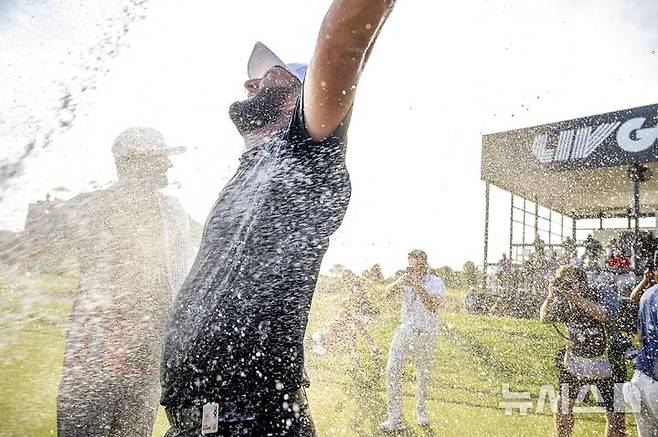 [일리노이=AP/뉴시스] 골프선수 욘 람(스페인)이 지난해 9월16일(한국시각) 미국 일리노이주 볼링브룩의 볼링브룩 골프클럽(파70)에서 열린 'LIV 골프 시카고 대회'에서 우승을 차지한 뒤 축하를 받고 있다. 2024.09.16.