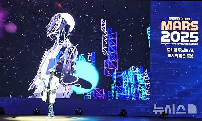 [서울=뉴시스]문영호 기자=18일 서울 코엑스에서 개막한 'MARS 2025' 개막식에서 전문가가 VR고글을 착용하고 AI를 활용해 휴머노이드 로봇 '아메카'를 화면에 그리고 있다.2025.06.18.sonanom@newsis.com