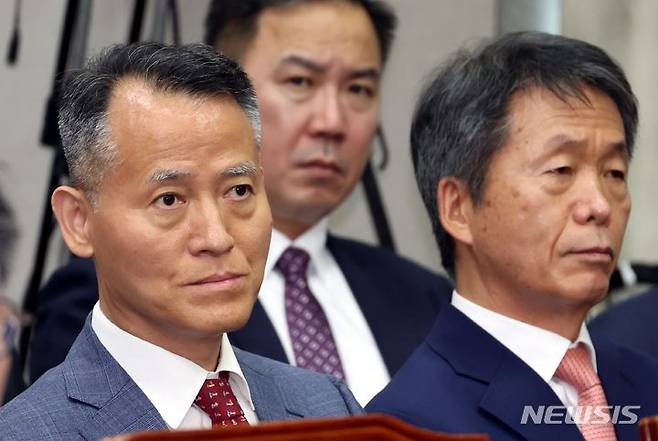 [서울=뉴시스] 조성봉 기자= 이충상(왼쪽), 김용원 국가인권위원회 상임위원이 1일 오전 서울 여의도 국회에서 열린 국회 운영위원회의에 참석하고 있다. 2024.07.01. suncho21@newsis.com