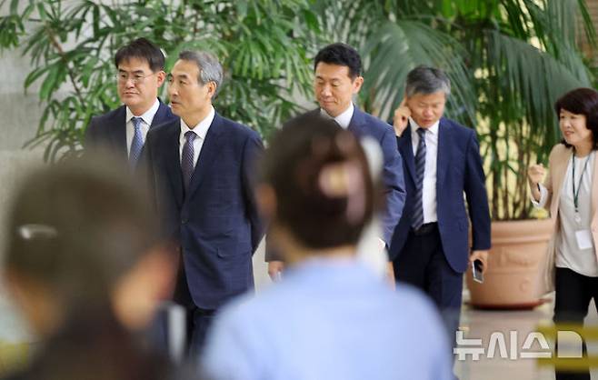 [서울=뉴시스] 홍효식 기자 = 윤석열 전 대통령 부인 김건희 여사 관련 의혹을 수사하는 민중기 특별검사를 비롯한 특검보들이 18일 서울 서초구 서울중앙지방검찰청에서 박승환 검사장 직무대리와 면담을 마친 뒤 이동하고 있다. 왼쪽부터 김형근 특검보, 민중기 특검, 박상진, 문홍주, 오정희 특검보. 2025.06.18. yesphoto@newsis.com