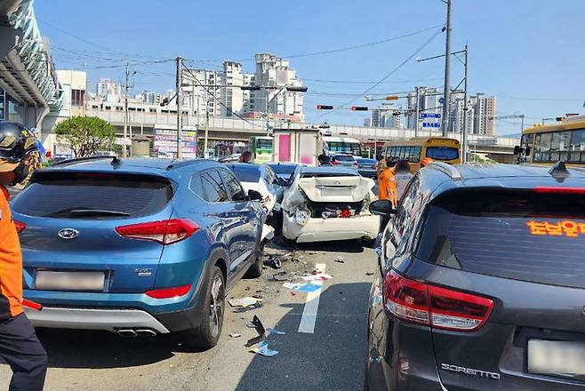 [부산=뉴시스] 18일 오후 부산 동래구의 한 도로에서 6중 추돌사고가 발생했다. (사진=부산경찰청 제공) 2025.06.18. photo@newsis.com *재판매 및 DB 금지