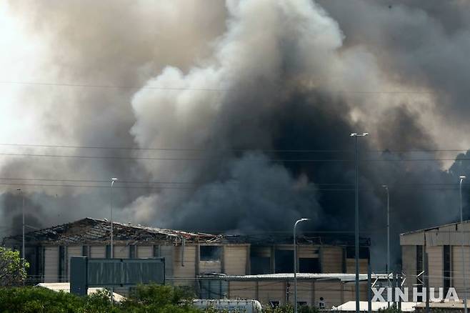 [헤르츨리야=신화/뉴시스] 17일(현지 시간) 이스라엘 텔아비브 인근 해안 도시 헤르츨리야에서 이란의 미사일 공격으로 연기가 치솟고 있다.2025.06.18.