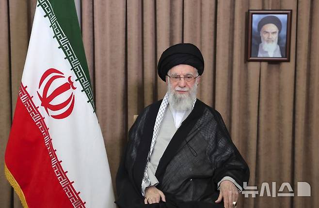 [테헤란=AP/뉴시스] 아야톨라 알리 하메네이 이란 최고지도자가 이스라엘의 이란 기습 직후인 13일(현지 시간) 아침 TV 연설을 하고 있다. 하메네이는 "시온주의자(이스라엘) 정권이 전쟁을 일으켰다"라며 "그들은 큰 실수와 오류를 저질렀다"라고 말했다. 2025.06.14.