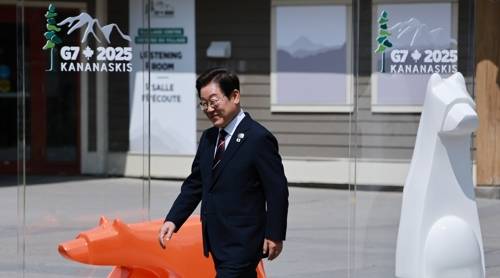이재명 대통령, G7 환영식 도착 이재명 대통령, G7 환영식 도착     (캐내내스키스[캐나다]=연합뉴스) 홍해인 기자 = 이재명 대통령이 17일(현지시간) 캐나다 앨버타주 캐내내스키스 주요 7개국(G7) 정상회의장에서 열린 초청국 공식 환영식에 도착하고 있다. 2025.6.18         hihong@yna.co.kr (끝)   <저작권자(c) 연합뉴스, 무단 전재-재배포, AI 학습 및 활용 금지>
