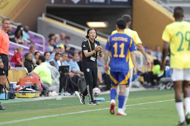 김판곤 울산 HD 감독이 선수들을 지휘하고 있다. 울산 HD 제공