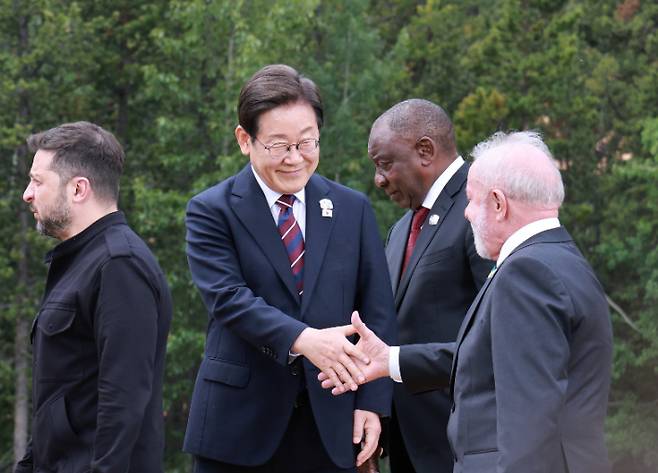 이재명 대통령이 17일(현지시간) 캐나다 앨버타주 캐내내스키스 주요 7개국(G7) 정상회의장에서 G7 및 초청국 기념촬영 후 루이스 이나시우 룰라 다시우바 브라질 대통령과 악수하고 있다. 연합뉴스