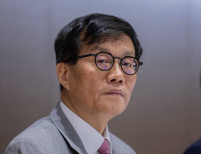 이창용 한국은행 총재가 18일 서울 중구 한국은행 별관에서 '가공식품, 주거비 등 생활물가 평가와  향후 주요물가 동인 점검'을 주제로 열린 2025 상반기 물가 설명회에 참석해 취재진 질문을 듣고 있다. 연합뉴스