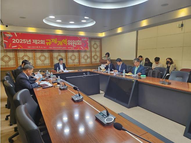 지난달 7일 포항시청 중회의실에서 개최한 2025년 제2회 규제개혁위원회. 포항시 제공