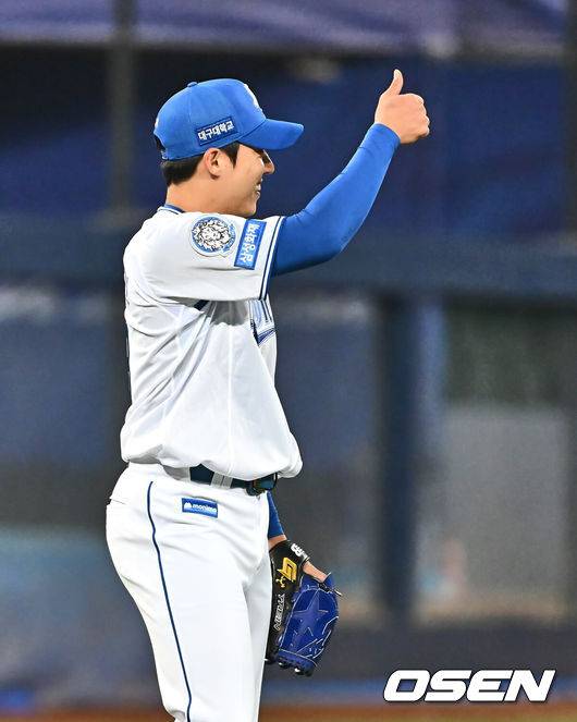 [OSEN=대구, 이석우 기자] 4일 대구삼성라이온즈파크에서 2025 신한 SOL 뱅크 KBO 리그 삼성 라이온즈와 한화 이글스의 경기가 열렸다. 홈팀 삼성은 원태인이, 방문팀 한화는 와이스가 선발 출전했다. 삼성 라이온즈 선발 투수 원태인이 5회초 한화 이글스 채은성의 타구를 잡은 김지찬에게 엄지척을 하고 있다. 2025.04.04 / foto0307@osen.co.kr