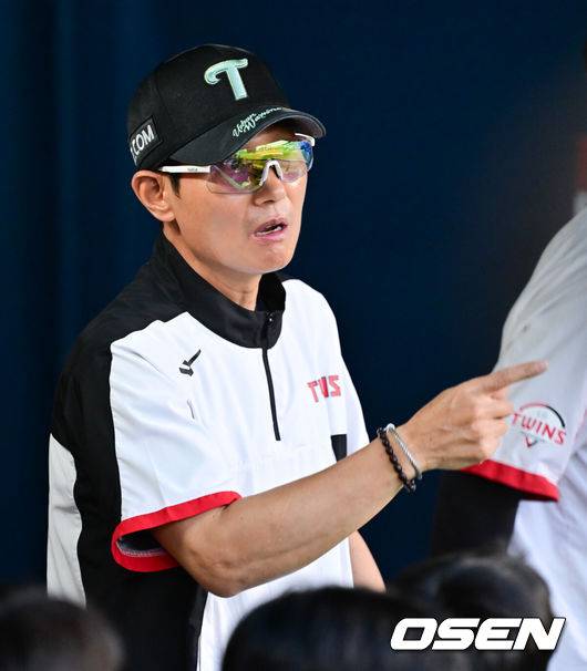 [OSEN=잠실, 박준형 기자] 17일 오후 서울 잠실구장에서 ‘2025 신한 SOL BANK KBO리그’ LG 트윈스와 NC 다이노스의 경기가 진행됐다.이날 LG는 에르난데스를, NC는 라일리를 선발투수로 내세웠다.3회말 LG 염경엽 감독이 선수들과 이야기를 나누고 있다  2025.06.17 / soul1014@osen.co.kr