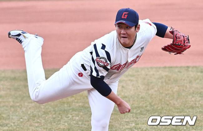 [OSEN=부산, 이석우 기자] 11일 부산 사직구장에서 2024 신한 SOL 뱅크 KBO 리그 롯데 자이언츠와 두산 베어스의 시범경기가 열렸다. 롯데 자이언츠 김도규가 역투하고 있다. 2024.03.11 / foto0307@osen.co.kr