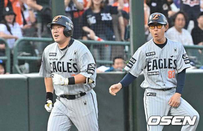 [OSEN=부산, 이석우 기자] 17일 부산 사직야구장에서 2025 신한 SOL 뱅크 KBO 리그 롯데 자이언츠와 한화 이글스의 경기가 열렸다. 홈팀 롯데는 데이비슨이, 방문팀 한화는 와이스가 선발 출전했다.한화 이글스 안치홍이 3회초 2사 1,3루 중월 3점 홈런을 치고 하이파이브를 하고 있다. 2025.06.17 / foto0307@osen.co.kr