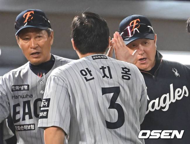 [OSEN=부산, 이석우 기자] 17일 부산 사직야구장에서 2025 신한 SOL 뱅크 KBO 리그 롯데 자이언츠와 한화 이글스의 경기가 열렸다. 홈팀 롯데는 데이비슨이, 방문팀 한화는 와이스가 선발 출전했다.한화 이글스 김경문 감독이 롯데 자이언츠에 6-0으로 승리한 후 안치홍과 하이파이브를 하고 있다. 2025.06.17 / foto0307@osen.co.kr