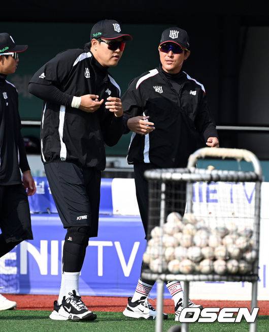 [OSEN=수원, 지형준 기자] 11일 오후 수원KT위즈파크에서 2025 신한 SOL뱅크 KBO 리그 시범경기 KT 위즈와 키움 히어로즈의 경기가 열렸다.KBO리그 10개 구단은 오는 18일까지 시범경기 10경기를 소화한다. 2025시즌 개막전은 오는 22일 개최된다. 개막전 매치업은 LG-롯데(서울 잠실구장), KIA-NC(광주-기아챔피언스필드), SSG-두산(인천 SSG랜더스필드), KT-한화(수원 KT위즈파크), 삼성-키움(대구 삼성라이온즈파크)이다.KT 오재일, 황재균이 훈련을 하고 있다. 2025.03.11 /