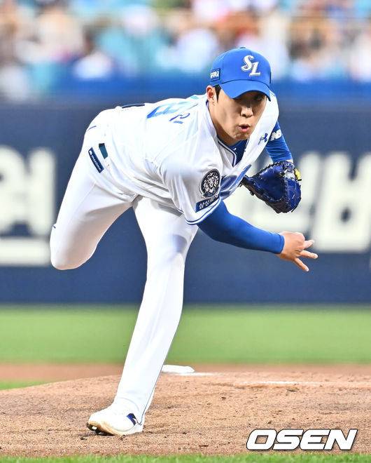 [OSEN=대구, 이석우 기자] 4일 대구삼성라이온즈파크에서 2025 신한 SOL 뱅크 KBO 리그 삼성 라이온즈와 한화 이글스의 경기가 열렸다. 홈팀 삼성은 원태인이, 방문팀 한화는 와이스가 선발 출전했다. 삼성 라이온즈 선발 투수 원태인이 역투하고 있다. 2025.04.04 / foto0307@osen.co.kr