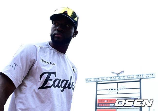 [OSEN=대전, 지형준 기자] 한화 플로리얼이 타격 훈련을 마치고 이동하고 있다. 2025.06.13 /jpnews@osen.co.kr