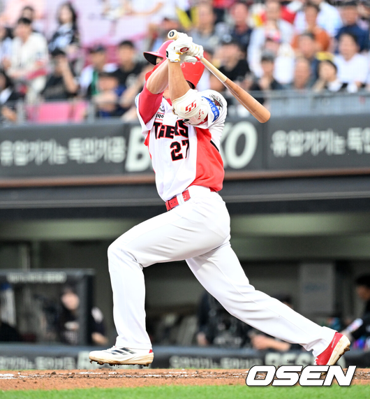 [OSEN=광주, 이대선 기자] 17일 오후 광주-기아 챔피언스필드에서 2025 신한 SOL Bank KBO리그 KIA 타이거즈와 KT 위즈의 경기가 열렸다.KIA는 김도현, KT는 헤이수스를 선발 투수로 내세웠다.1회말 2사 만루에서 KIA 김호령이 우월 3타점 적시타를 치고 있다. 2025.06.17 /sunday@osen.co.kr