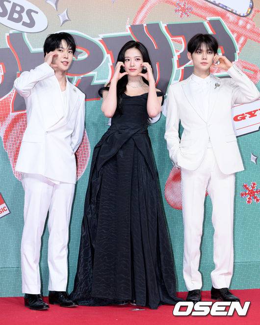 [OSEN=이대선 기자] 25일 오후 인천 중구 인스파이어 리조트 그랜드 볼룸에서 2024 SBS 가요대전 레드카펫 행사가 열렸다.이번 ‘가요대전’에는 8년 만에 돌아온 지드래곤을 비롯해 키(KEY), 2NE1, NCT 127, NCT DREAM, Stray Kids (스트레이 키즈), (여자)아이들, ATEEZ(에이티즈), WayV, ITZY, 투모로우바이투게더, 이영지, CRAVITY, TREASURE(트레저), aespa, ENHYPEN(엔하이픈), IVE, NMIXX, LE SSERAFIM, 뉴진스(NewJeans), BOYNEXTDOOR, ZEROBASEONE, 라이즈(RIIZE), TWS 투어스), NCT WISH, 아일릿(ILLIT), BABYMONSTER, NEXZ, izna(이즈나)까지 총 29팀이 출연한다.그룹 NCT 도영, 아이브 안유진, 투모로우바이투게더 연준이 레드카펫을 밟고 있다. 2024.12.25 /sunday@osen.co.kr