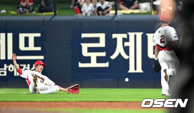 야수진 사이로 절묘하게 떨어진 안현민의 타구