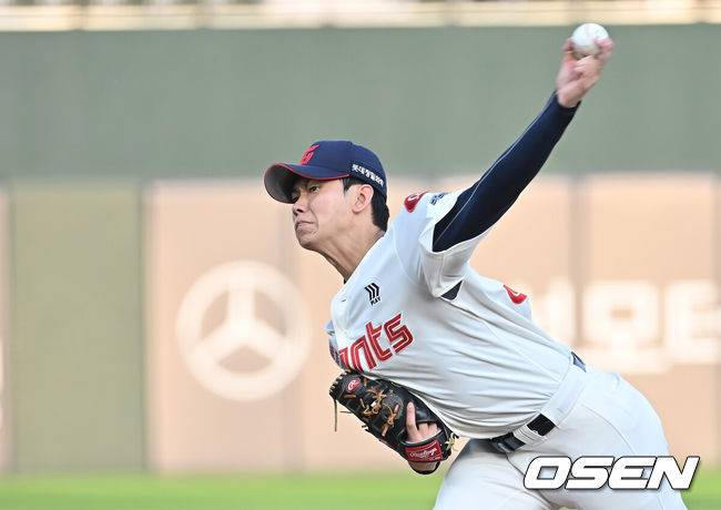 [OSEN=부산, 이석우 기자] 18일 부산 사직야구장에서 2025 신한 SOL 뱅크 KBO 리그 롯데 자이언츠와 한화 이글스의 경기가 열렸다. 홈팀 롯데는 홍민기가, 방문팀 한화는 엄상백이 선발 출전했다.롯데 자이언츠 선발 투수 홍민기가 역투하고 있다. 2025.06.18 / foto0307@osen.co.kr