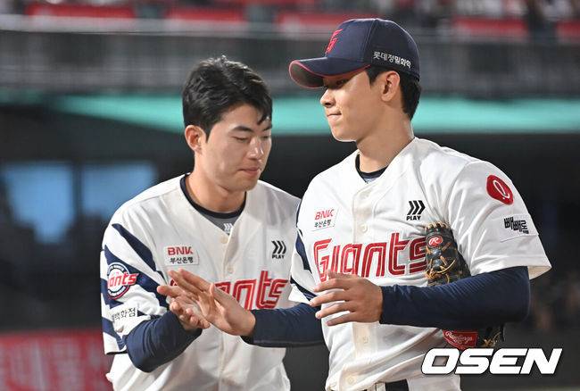 [OSEN=부산, 이석우 기자] 18일 부산 사직야구장에서 2025 신한 SOL 뱅크 KBO 리그 롯데 자이언츠와 한화 이글스의 경기가 열렸다. 홈팀 롯데는 홍민기가, 방문팀 한화는 엄상백이 선발 출전했다.롯데 자이언츠 선발 투수 홍민기가 5회초 교체되고 있다. 2025.06.18 / foto0307@osen.co.kr