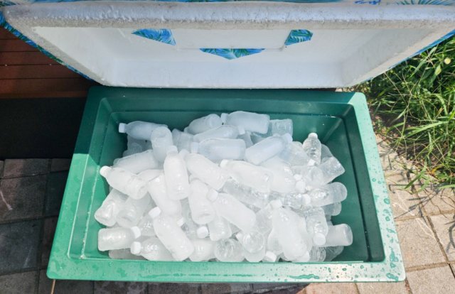 ▲구리시가 시민들이 시원한 생수를 자율적으로 가져다 마실 수 있도록 준비한 ‘여기워터 힐링고’의 모습.ⓒ구리시