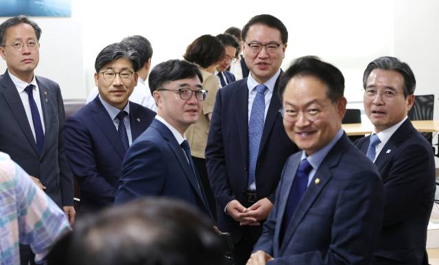▲대통령실 김용범 정책실장(오른쪽)과 더불어민주당 허영 원내정책수석부대표(오른쪽 두번째) 등이 18일 서울 여의도 국회 의원회관에서 대통령실과 정부, 여당 등이 함께하는 추경안 관련 비공개 회의에 참석해 대화하고 있다. ⓒ연합뉴스