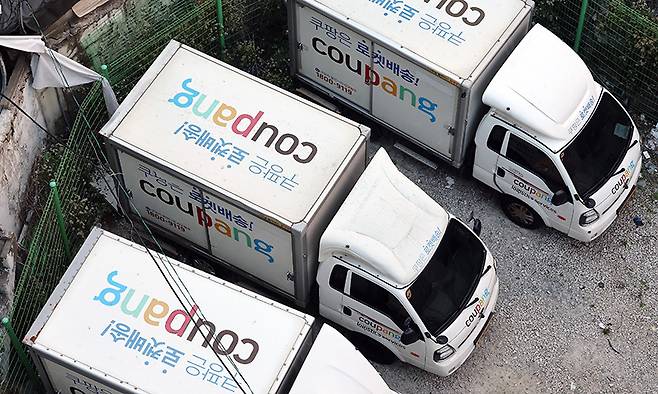 서울 시내의 주차장에 쿠팡 배송트럭이 주차돼 있다. 뉴스1