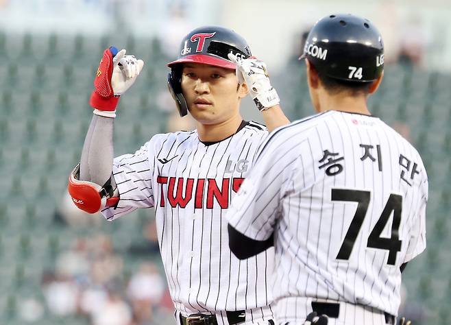 지난 12일 오후 서울 송파구 잠실야구장에서 열린 2025 KBO리그 SSG 랜더스와 LG 트윈스의 경기, 3회말 LG 선두타자 박해민이 안타를 날린 후 세리머니를 하고 있다. 뉴시스