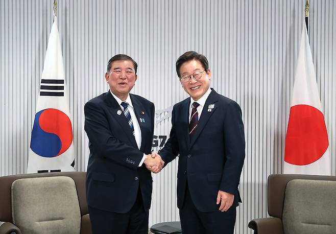 이재명 대통령과 이시바 시게루 일본 총리가 17일(현지시간) 캐나다 앨버타주 캐내내스키스 주요 7개국(G7) 정상회의장에서 열린 한일 정상회담에서 악수하고 있다. 남정탁 기자