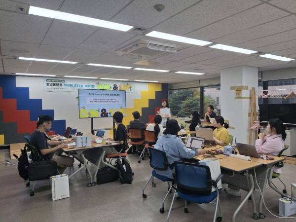 청년재단 강의장에서 '청년 온앤업-커리어 스텝업 과정' 참여 청년들이 직무교육을 받고 있다.