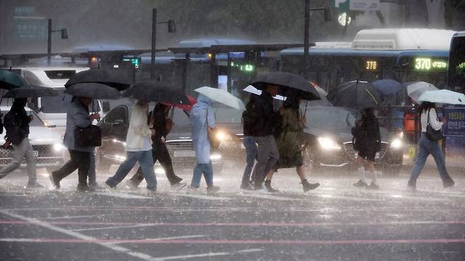 목요일인 19일 밤부터는 중부 내륙을 중심으로 장맛비가 내리겠다. 연합뉴스