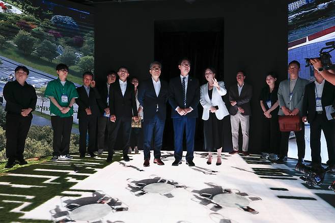 ‘MARS 2025’ 행사장에서 내외빈들이 체험 프로그램에 참여하고 있다. 화성시 제공