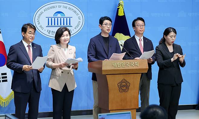 김민석 국무총리 후보자 검증을 위한 인사청문 특별위원회 소속 국민의힘 배준영(왼쪽부터), 김희정, 주진우, 곽규택 의원이 18일 오후 서울 여의도 국회 소통관에서 김 후보자의 수입 및 지출 차이 관련 자료를 요구하며 기자회견을 하고 있다. 뉴스1