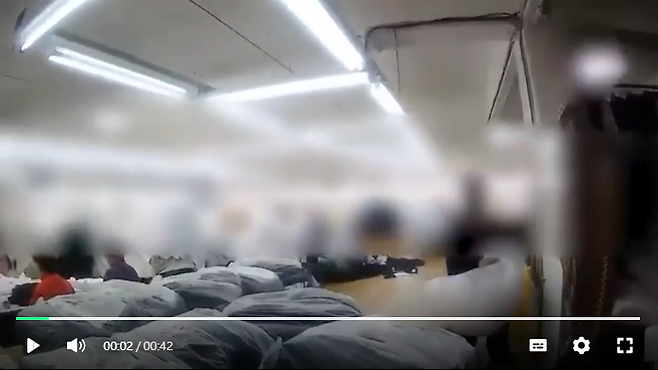 경찰이 급습한 서울 중랑구 가품 제조공장. 연합뉴스(서울경찰청 기동순찰대 제공)