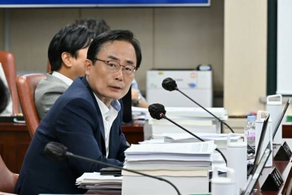 김형재 의원이 지난 16일 개최된 서울시의회 문화체육관광위원회 추가경정예산안 심의에서 서울관광재단 대표에게 질의하고 있다.