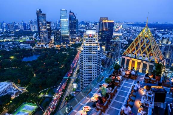 태국 방콕의 두싯타니 방콕 호텔에 있는 스파이어 루프톱 바에서 관광객들이 저녁 시간을 즐기고 있다. 2025.6.7 로이터 연합뉴스