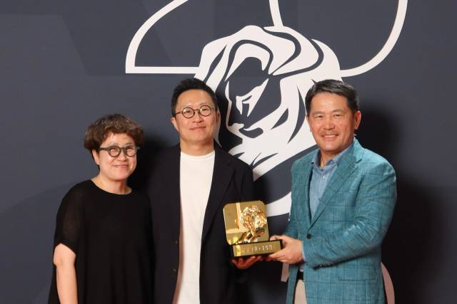 김정아(왼쪽부터) 이노션 최고 크리에이티브 책임자(CCO)와 지성원 현대자동차 브랜드마케팅본부장 전무, 이용우 이노션 대표이사가 지난 17일(현지시간) 국제 광고제 '칸 라이언즈(Cannes Lions) 2025'에서 단편 영화 '밤낚시'가 엔터테인먼트(Entertainment) 부문 그랑프리(Grand prix)를 수상한 뒤 기념 촬영을 하고 있ㅏ.