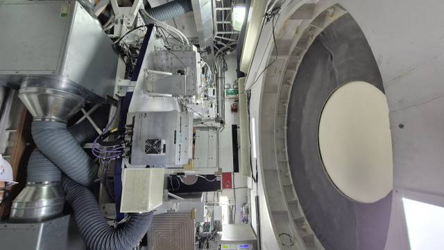 17일 서울 서대문구 천문연 KVN연세전파천문대 전파망원경 수신실 내부 모습. 왼쪽에는 전파 수신기를 포함한 각종 장치, 오른쪽에는 전파가 들어오는 둥근 집속기가 보인다. 김윤수 기자