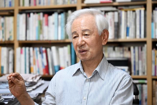 김홍신 작가가 18일 서울 서초구 자택에서 서울경제신문과 인터뷰를 하고 있다. 조태형 기자