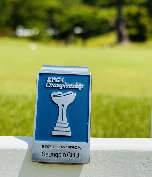 역대 우승자에게 주는 영예로운 배지