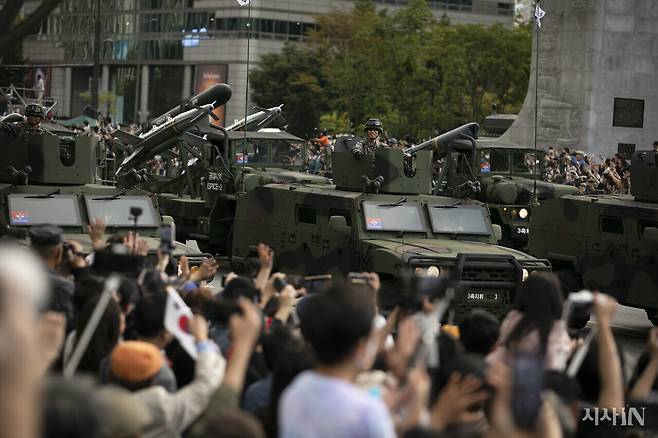 2024년 10월1일 서울에서 열린 국군 시가행진에 K151 소형 전술차량 등 국군 병력이 광화문 방향으로 행진을 하고 있다. ⓒ시사IN 이명익