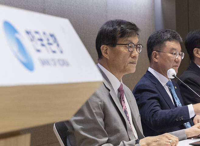 이창용 한국은행 총재가 18일 서울 중구 한국은행 별관에서 '가공식품, 주거비 등 생활물가 평가와 향후 주요물가 동인 점검'을 주제로 열린 2025 상반기 물가 설명회에 참석해 취재진 질문을 받고 있다. ⓒ연합뉴스
