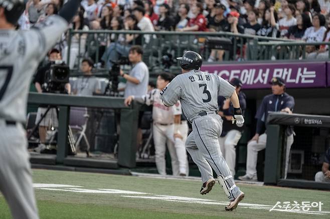 한화 안치홍이 17일 사직구장에서 열린 롯데와 원정경기 3회초 결승 3점홈런을 터트린 뒤 1루로 달리고 있다. 사진제공|한화 이글스