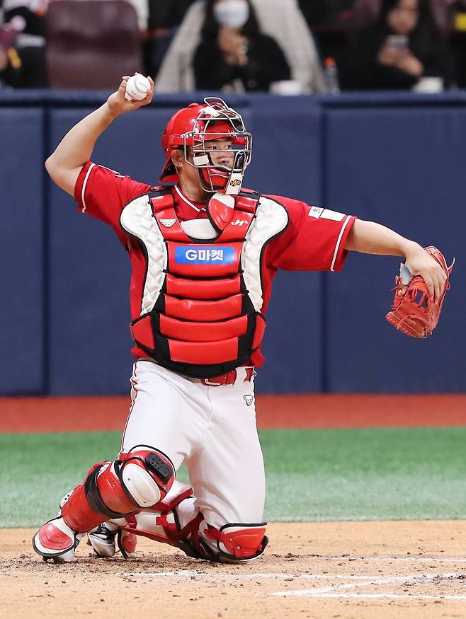 SSG 이지영은 전 소속팀 키움에 강하다. 17일 고척 키움전에서도 강세를 잃지 않으며 공격에서는 결승타를 쳤고, 수비에서는 선발투수 화이트의 무실점 투구를 이끌었다. 사진제공|SSG 랜더스