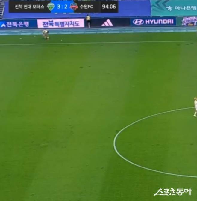 전북 볼보이들이 17일 전주월드컵경기장에서 열린 수원FC와 K리그1 홈경기가 종료되기도 전에 공들을 치워버리고 있다. 사진출처｜중계화면 캡처