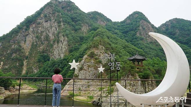 영동을 대표하는 경관 명승지인 월류봉의 자태 . 금강 상류의 한 줄기인 초강천 유역에 우뚝 솟은 월류봉은 ‘달도 놀다 간다’는 멋스런 이름만큼 절경이다 영동|김재범 기자 oldfield@donga.com
