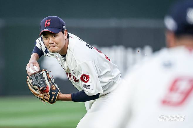 롯데 손호영이 17일 사직구장에서 열린 한화와 홈경기 도중 2루 수비를 소화하고 있다. 사진제공｜롯데 자이언츠